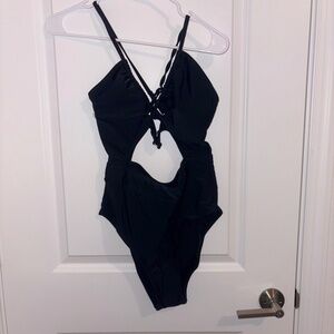 Cupshe One Piece Cut Out Tummy Control  Crisscross and Clasp Back Size Medium